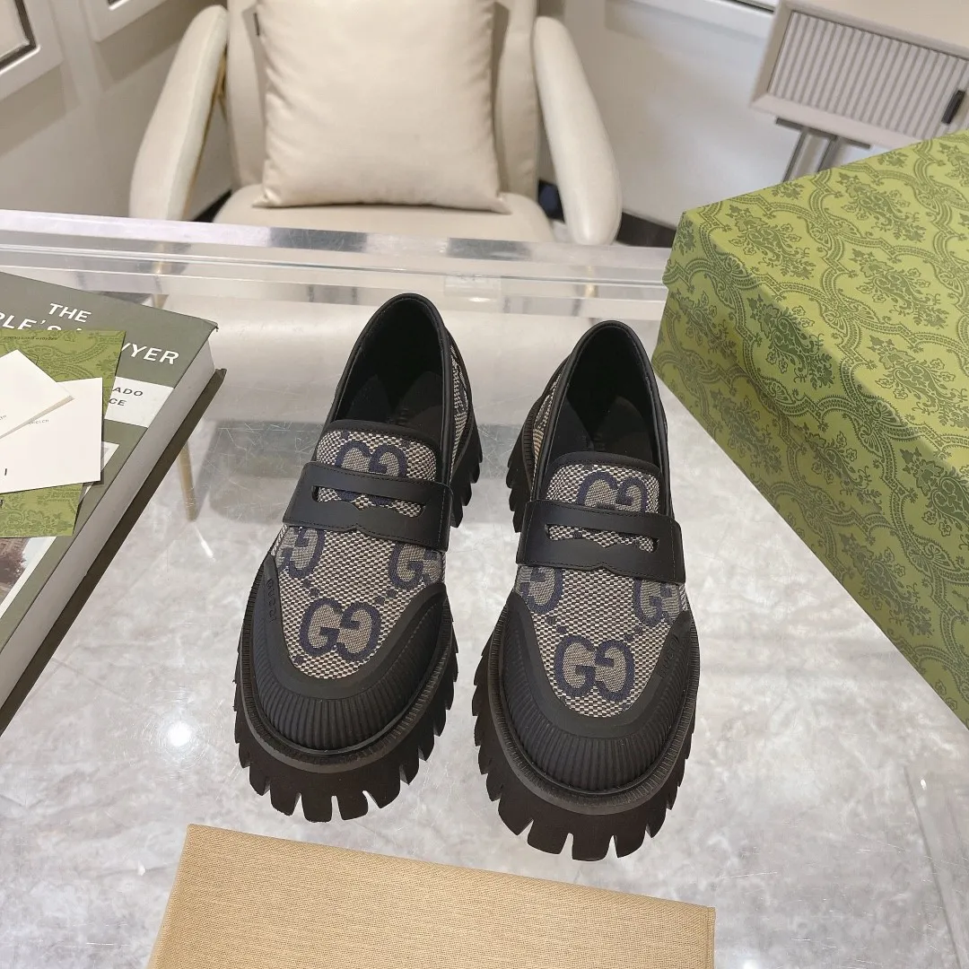 👟👟Ex-factory price 520👟👟 New GG loafers for spring and autumn. Gucci shoes cleverly use unique design elements to inject fresh vitality into the collection design. Crafted from camel and ebony GG canvas, these stylish unisex loafers feature a new interpretation of the brand's classic monogram pattern for the new season. Camel and ebony GG canvas/imported silk cowhide surface, imported silk cowhide lining, same style for men and women, black leather and rubber piping, EVA rubber sole, low heel, 4.5cm heel height, female size: 35#~42#, male size: 39#~47#, Italian creation